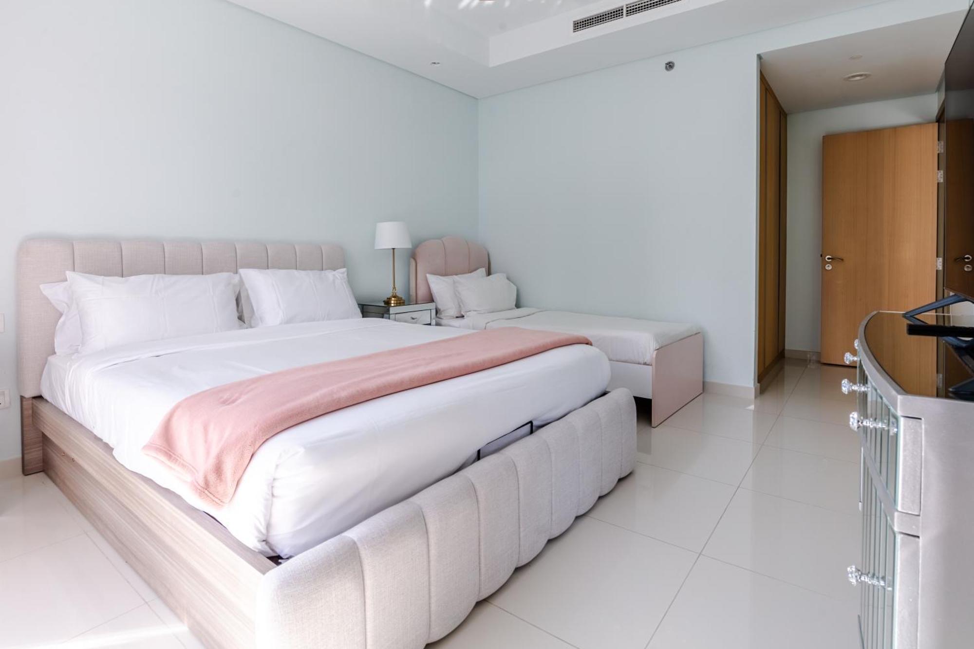 Unique 2br With Infinity Pool View On Burj Khalifa Apartment *